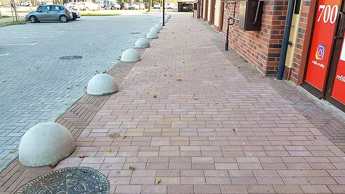 бетонное заграждение парковки
